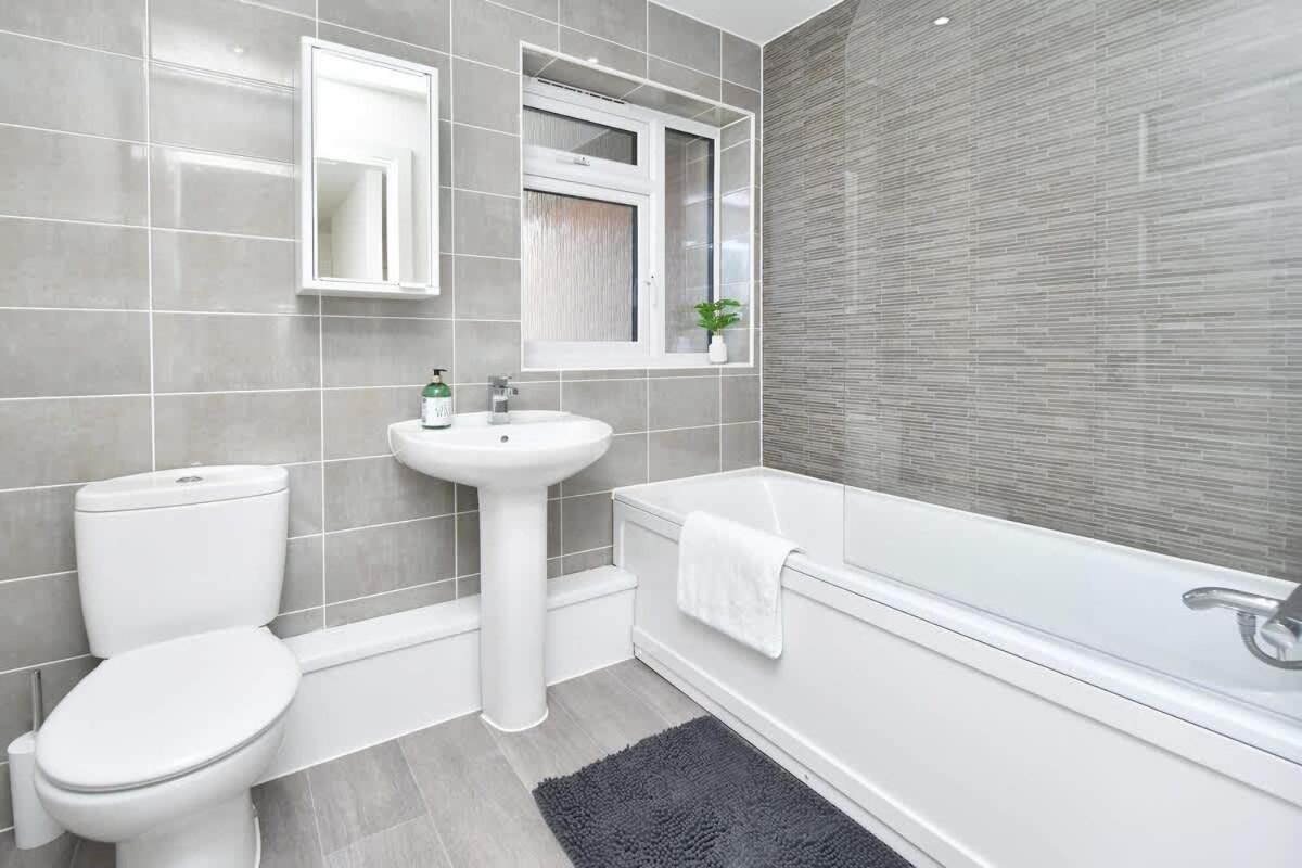 Regal House By True Stays - 3 Bedroom House In Stoke-On-Trent Exterior photo